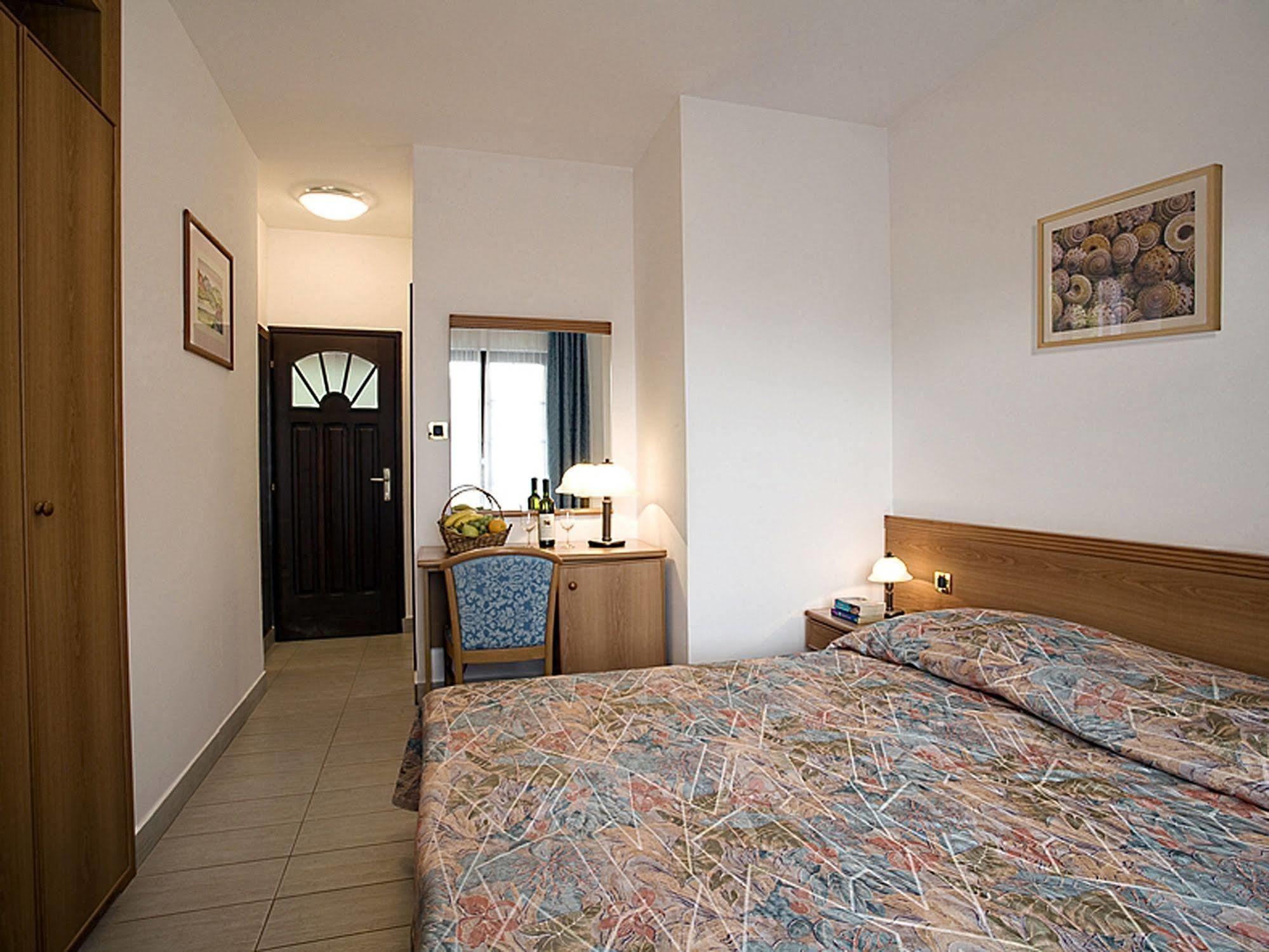 Eurocamp Mobile Homes At Fkk Nudist Campsite Solaris Tar-Vabriga Luaran gambar
