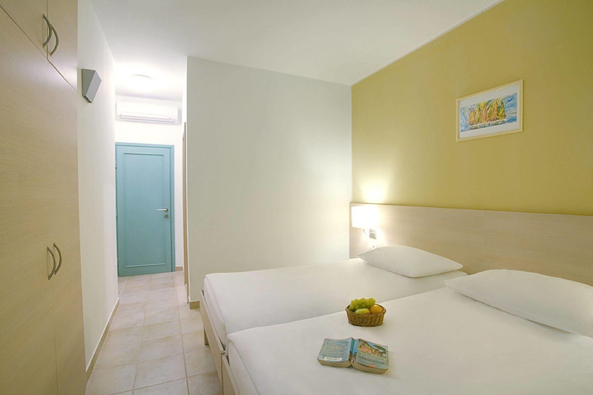 Eurocamp Mobile Homes At Fkk Nudist Campsite Solaris Tar-Vabriga Luaran gambar