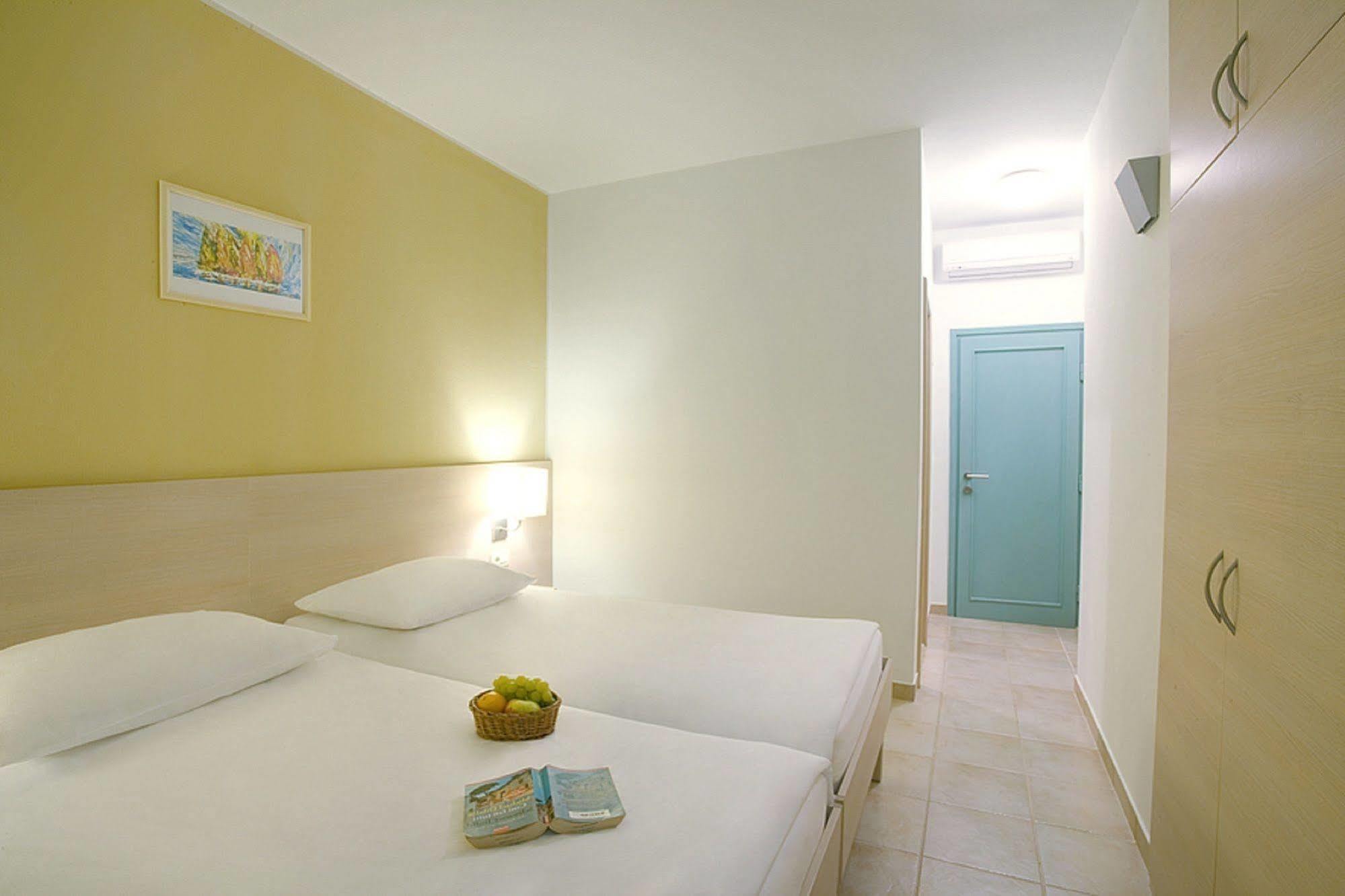 Eurocamp Mobile Homes At Fkk Nudist Campsite Solaris Tar-Vabriga Luaran gambar